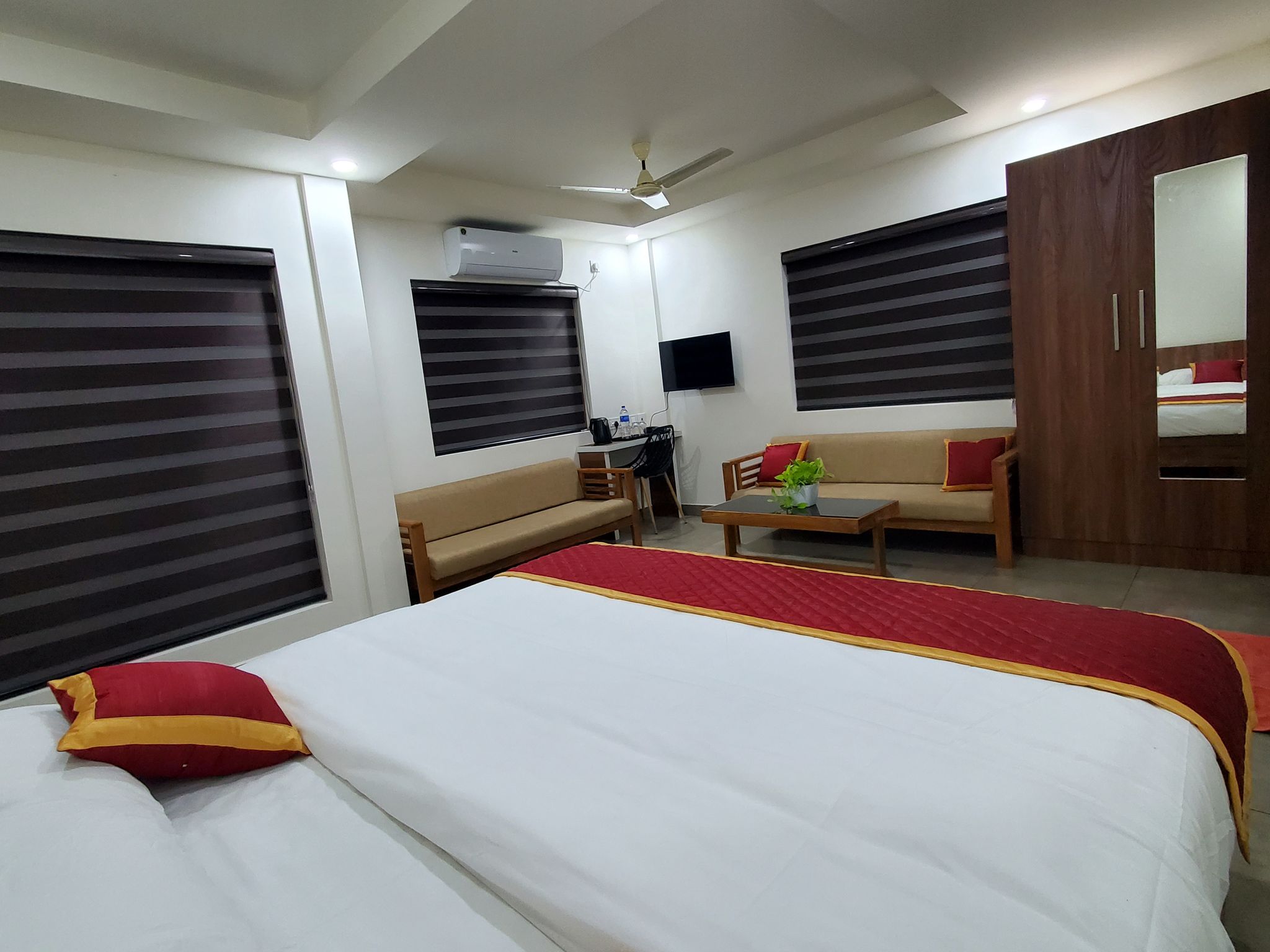  Halo Residency Deluxe Double Room with Balcony 6