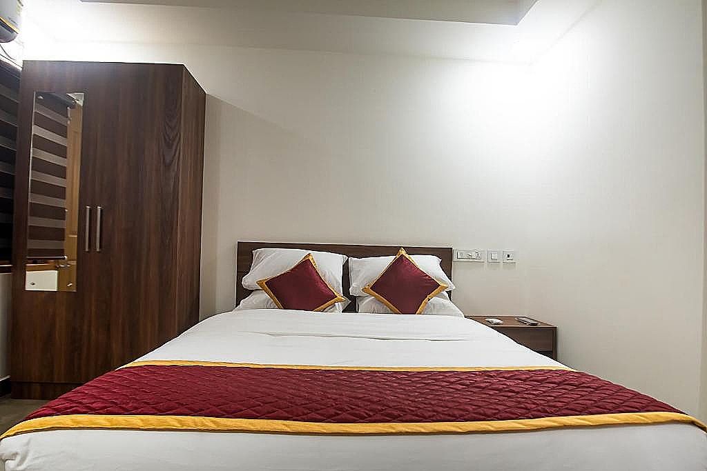  Halo Residency Deluxe Double Room with Balcony 3