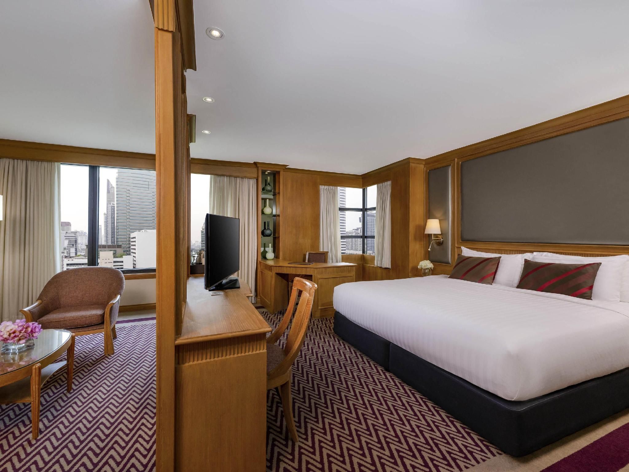 Corner Suite with 1 King Bed, Executive Lounge Access
