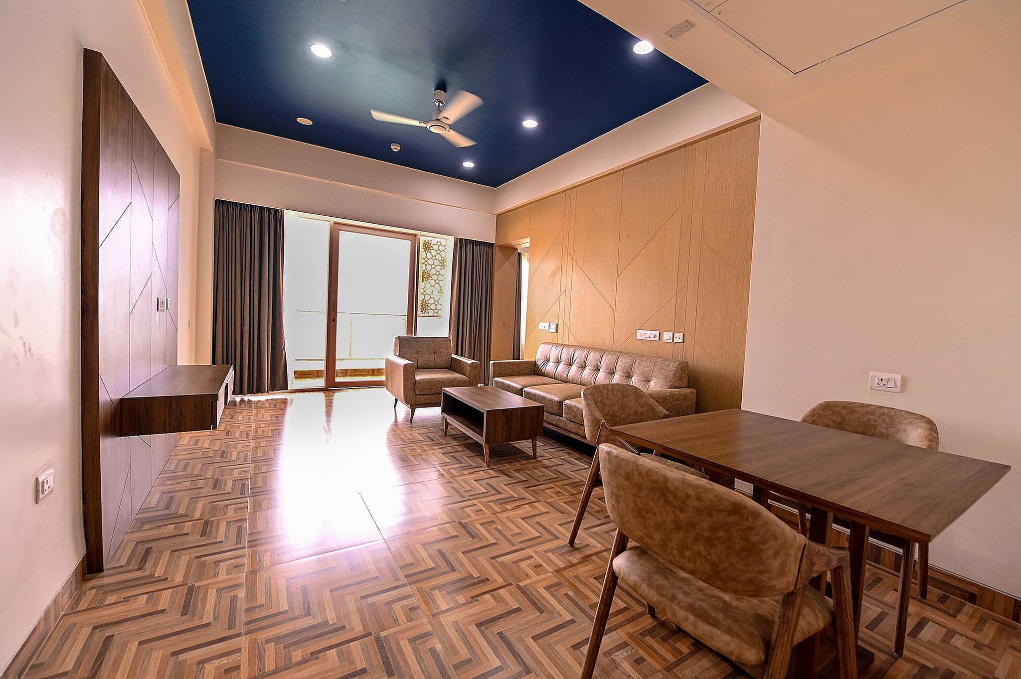 1 King Bed, Executive Suite - Smoking Room