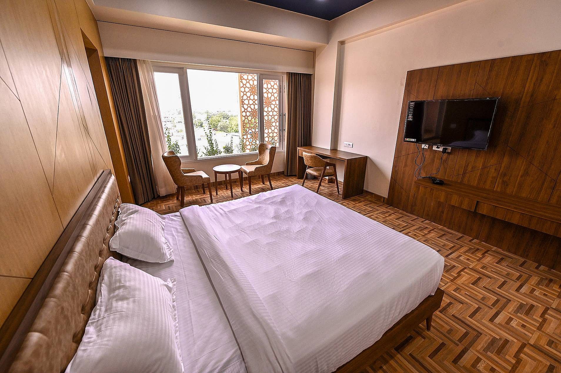 1 King Bed, Executive Suite - Smoking Room