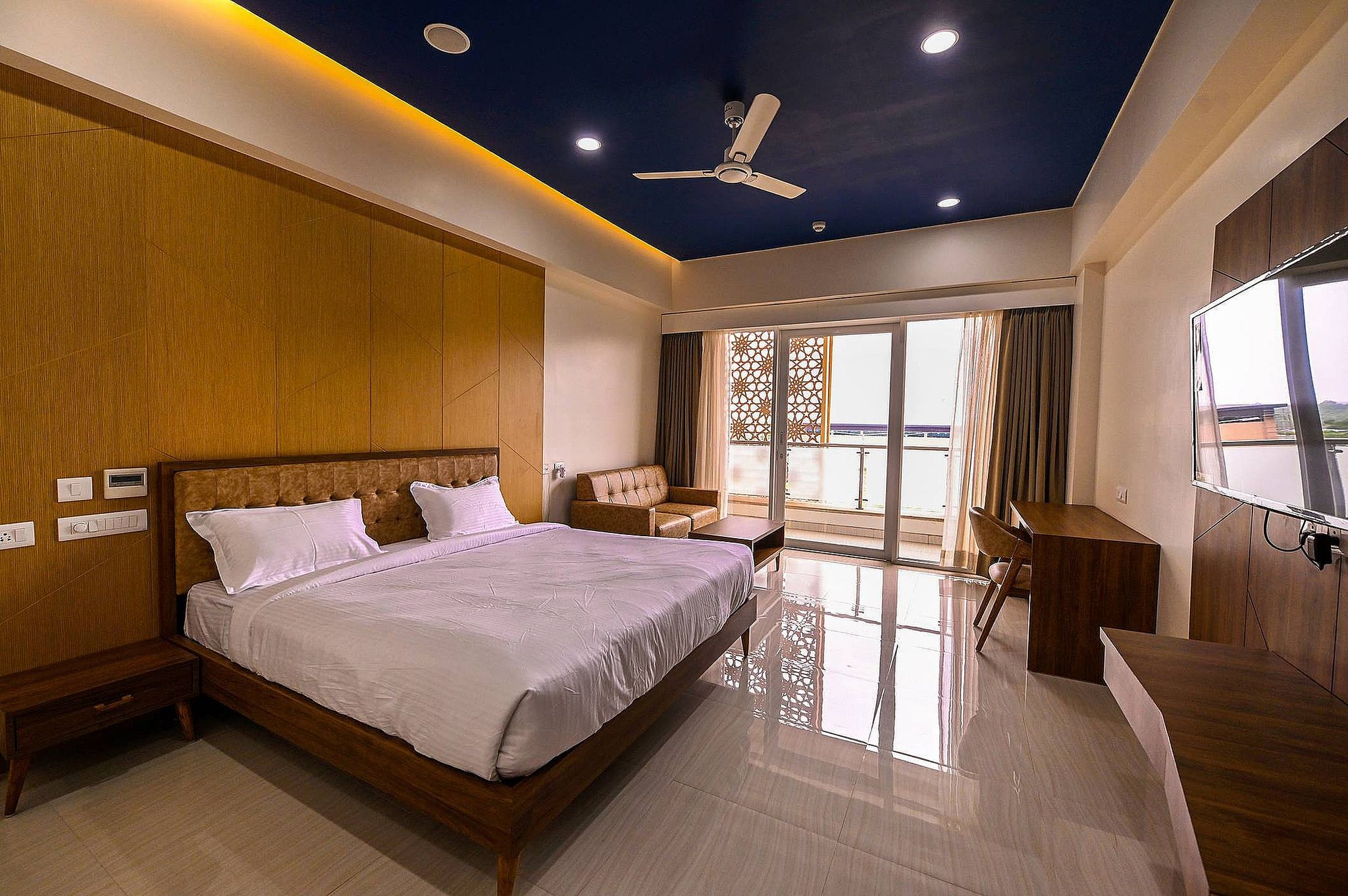 1 King Bed Room - Non-Smoking