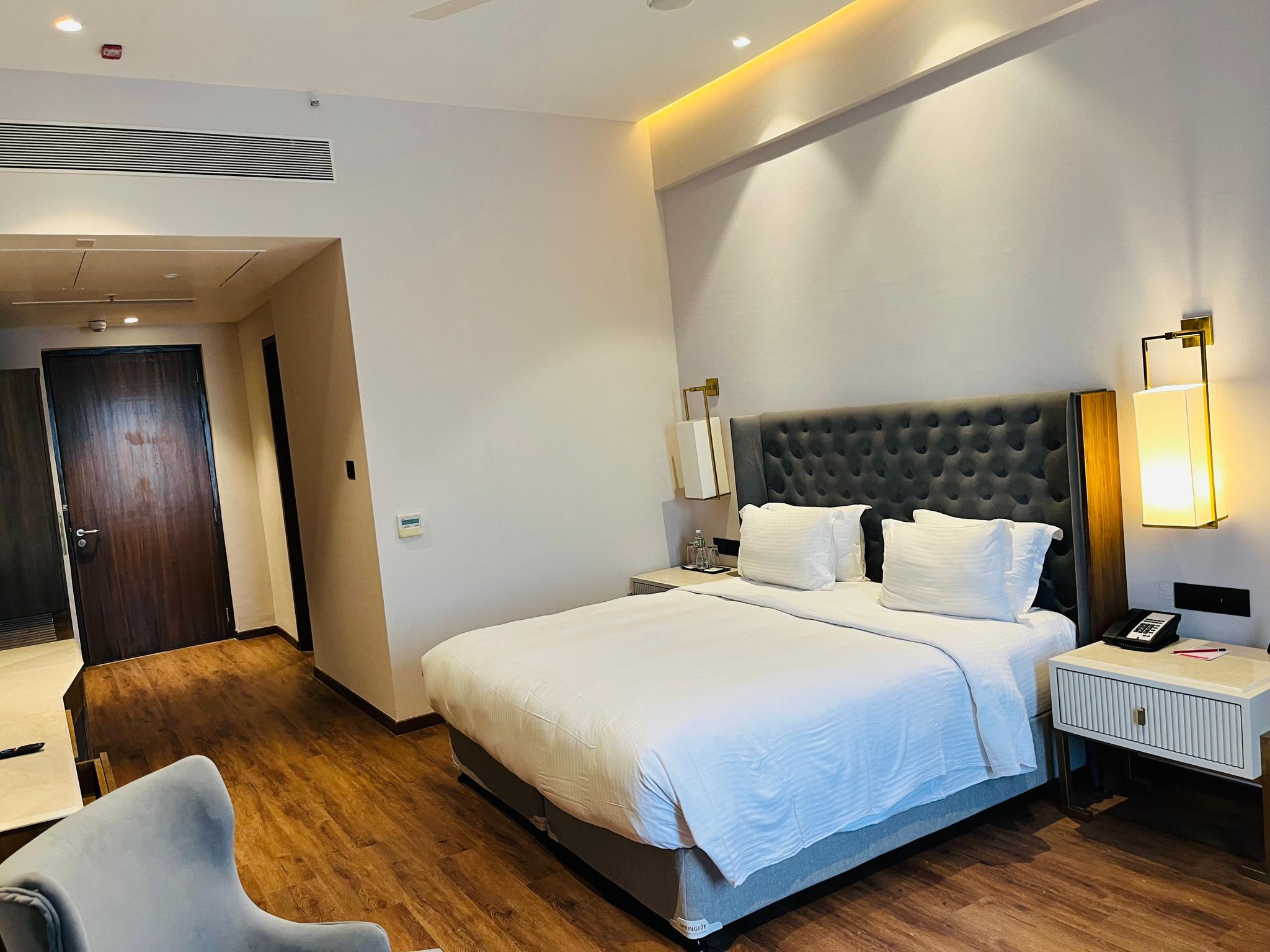 1 King Bed Room - Smoking