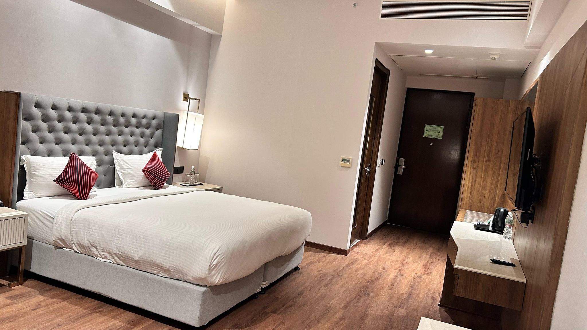 1 King Bed Room - Smoking