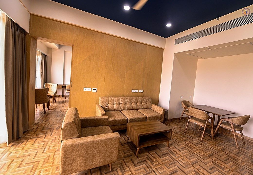 1 King Bed, Executive Suite - Smoking Room