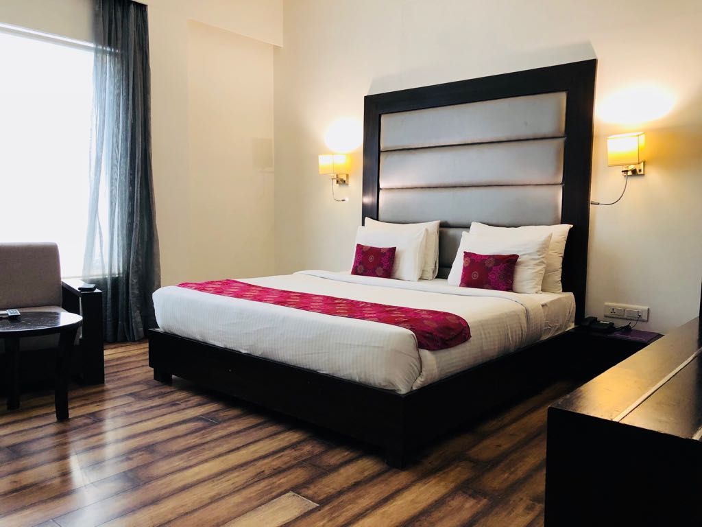 Hotel Veronica Executive Room (Unmarried Couples and local Ids are not allowed) 3