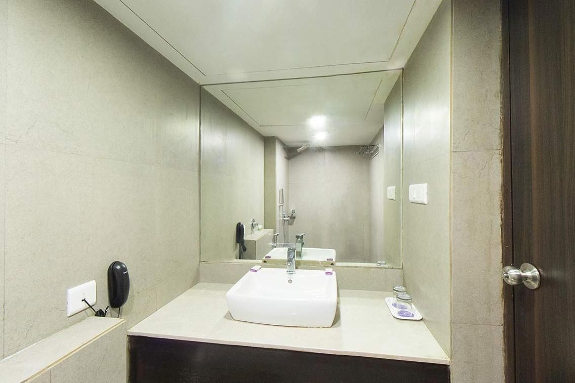 Hotel Veronica Executive Room (Unmarried Couples and local Ids are not allowed) 4