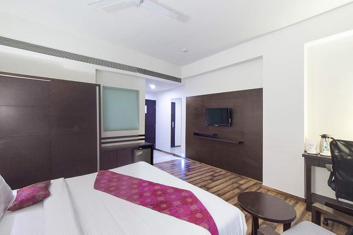 Hotel Veronica Executive Room (Unmarried Couples and local Ids are not allowed) 2