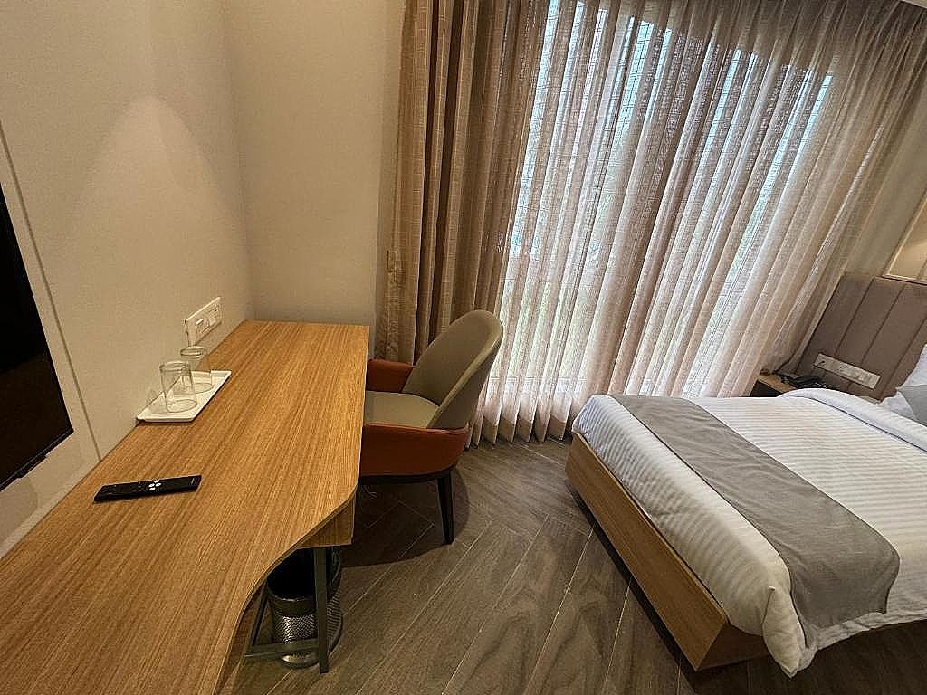 Hotel Mumbai House Mindspace Malad Deluxe Room 2