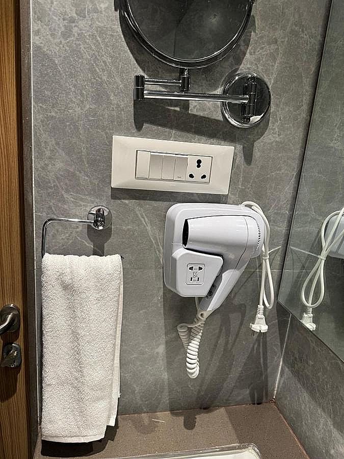 Hotel Mumbai House Mindspace Malad Deluxe Room 5