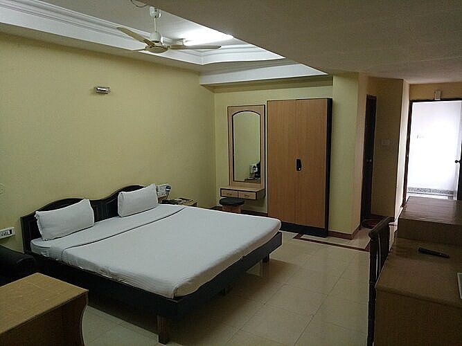 White House Inn Delux AC room 3