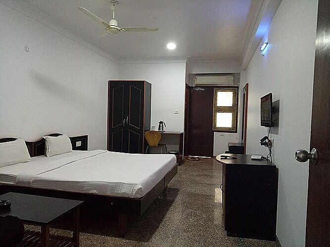 White House Inn Delux AC room 2