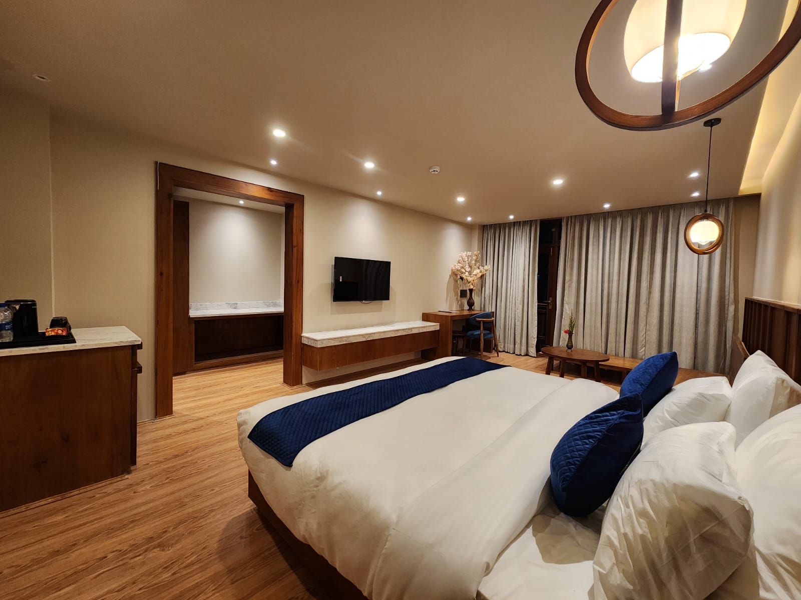 Luxury Rooms with Balcony