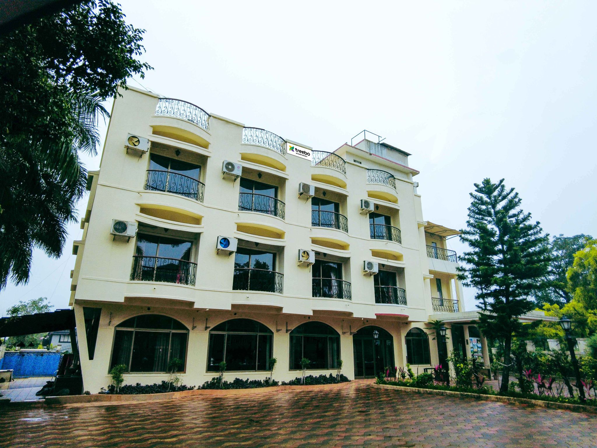 Treebo Reveniir Resort with Pool