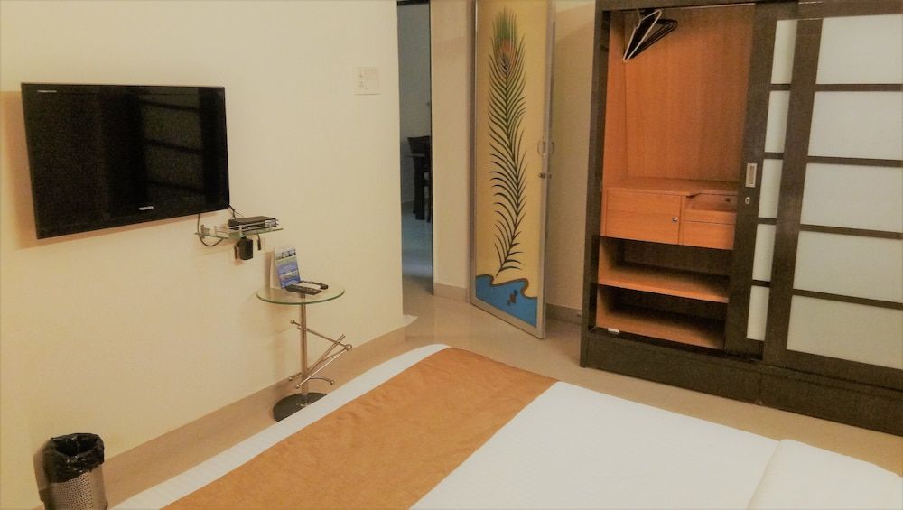 Dragonfly Apartment Emerald