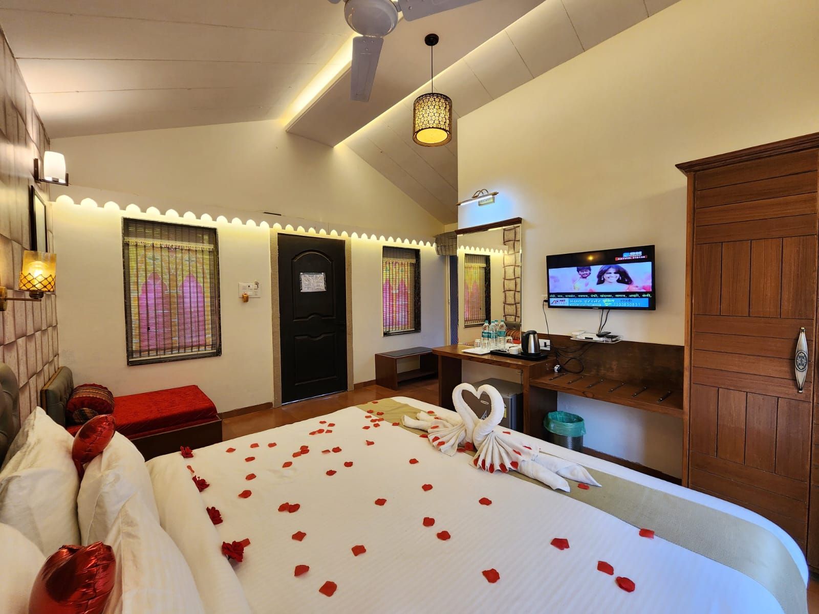 Honeymoon Suite With Syroof Indoor Private Pool