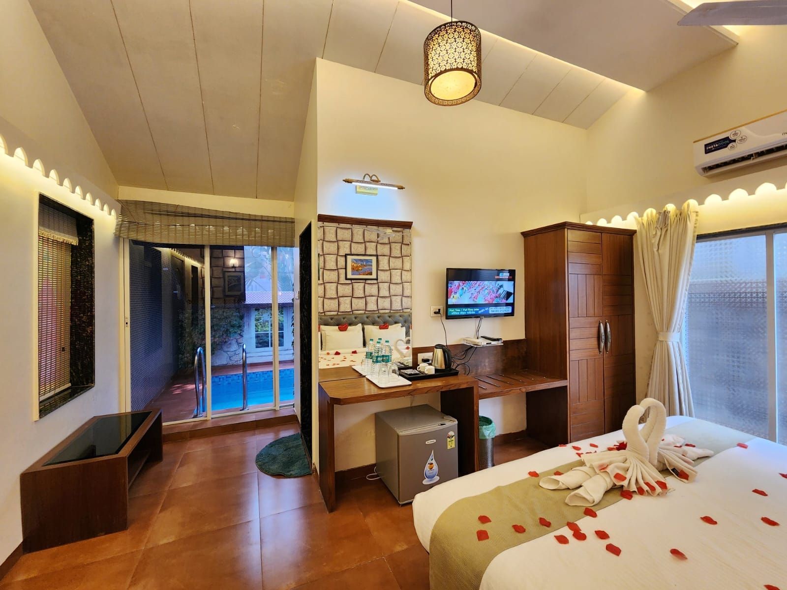 Honeymoon Suite With Syroof Indoor Private Pool