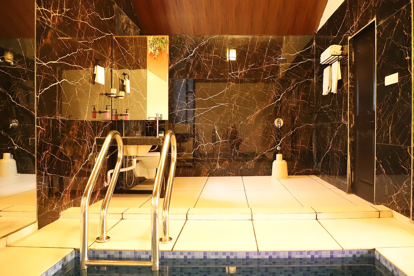 Honeymoon Suite with private Indoor pool