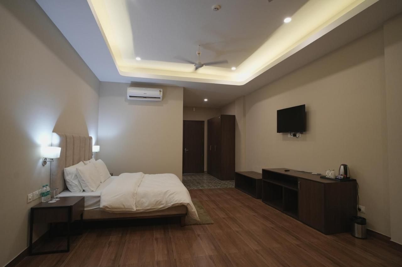 TDI Club Retreat, Sector 110 Deluxe Double Room 4