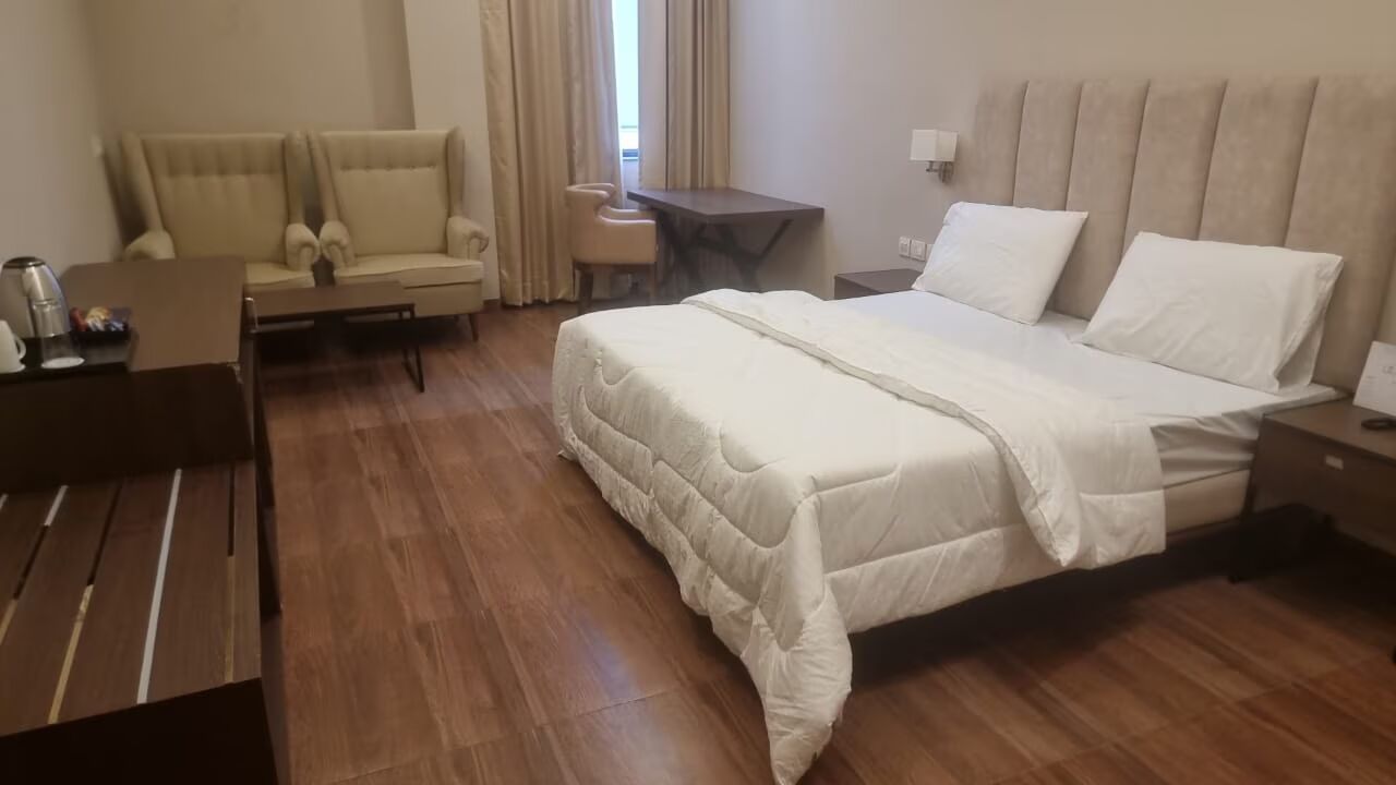 TDI Club Retreat, Sector 110 Deluxe Double Room