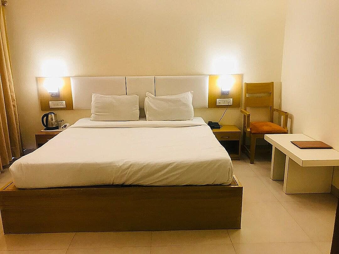 Tulip Palm Deluxe Room 4