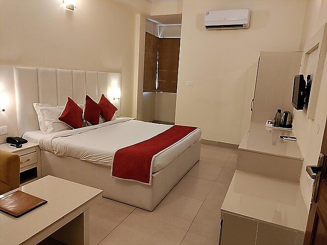 Tulip Palm Deluxe Room 2