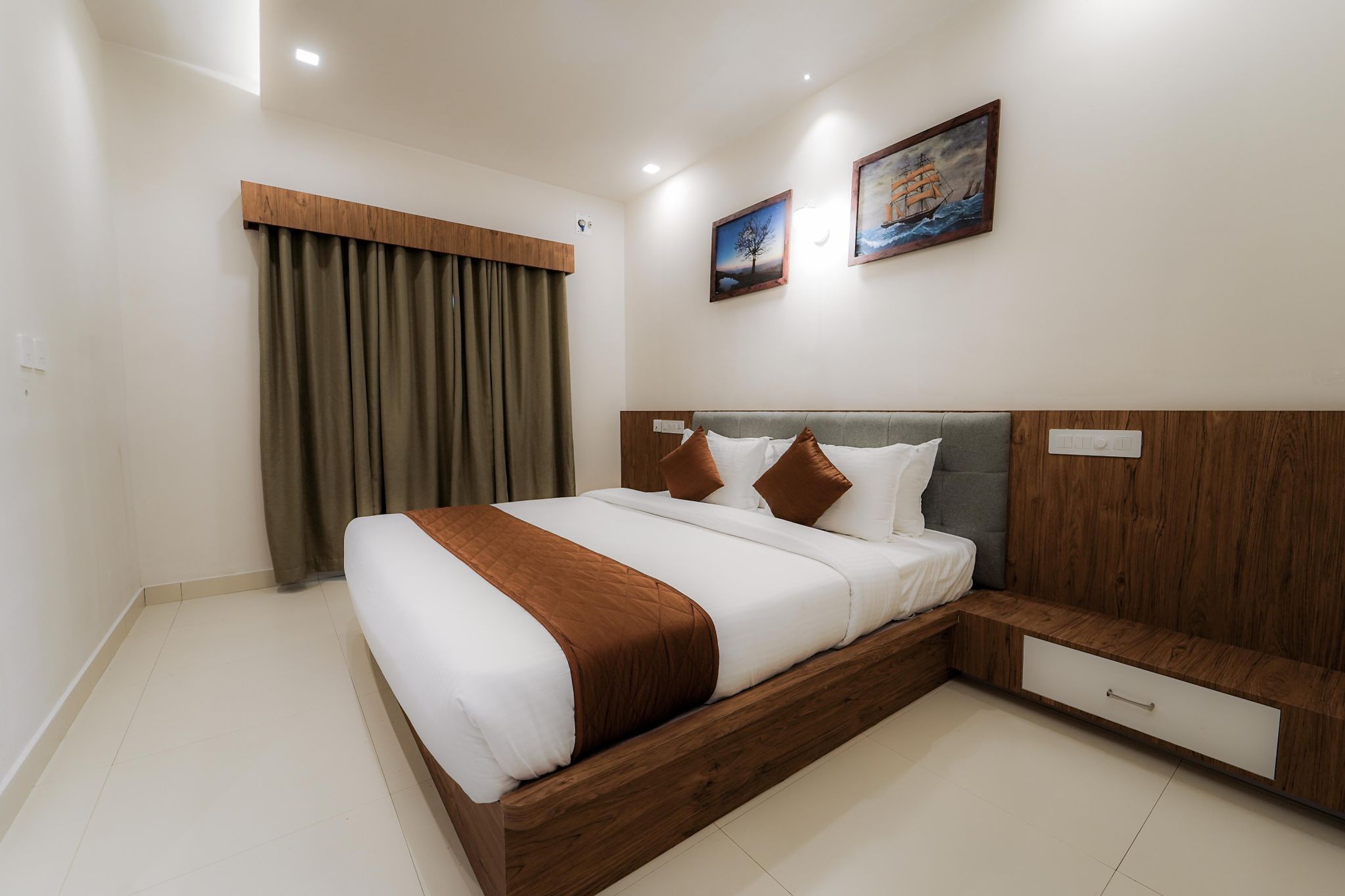 Golden Oak Pool View