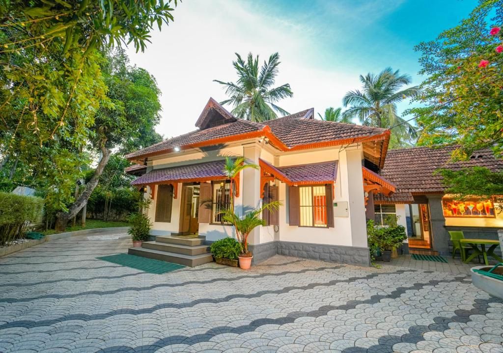 Pop Tavern Private Pool Villa Kovalam by VOYE HOMES