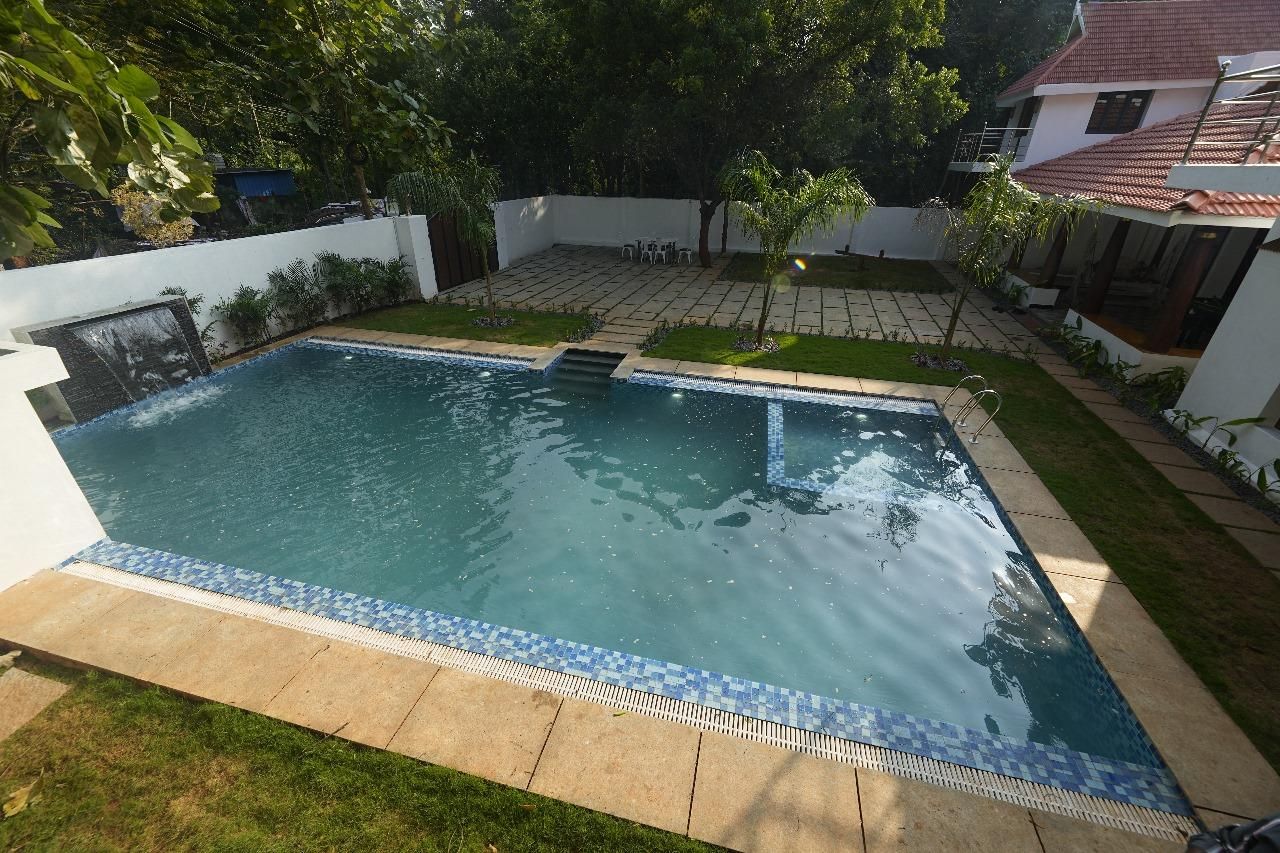 Swimming pool [outdoor]