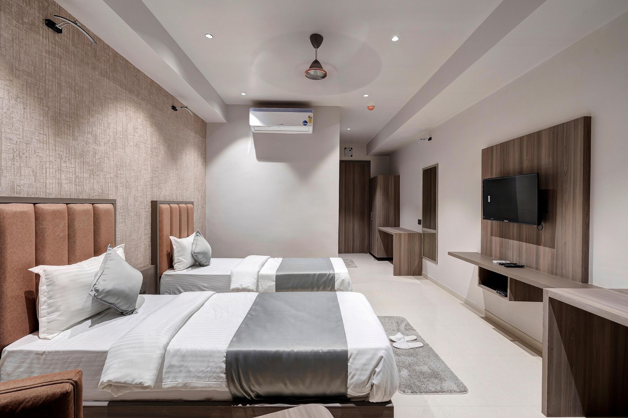 Hotel Sparsh Divine Super Deluxe Twin Bed Room 7