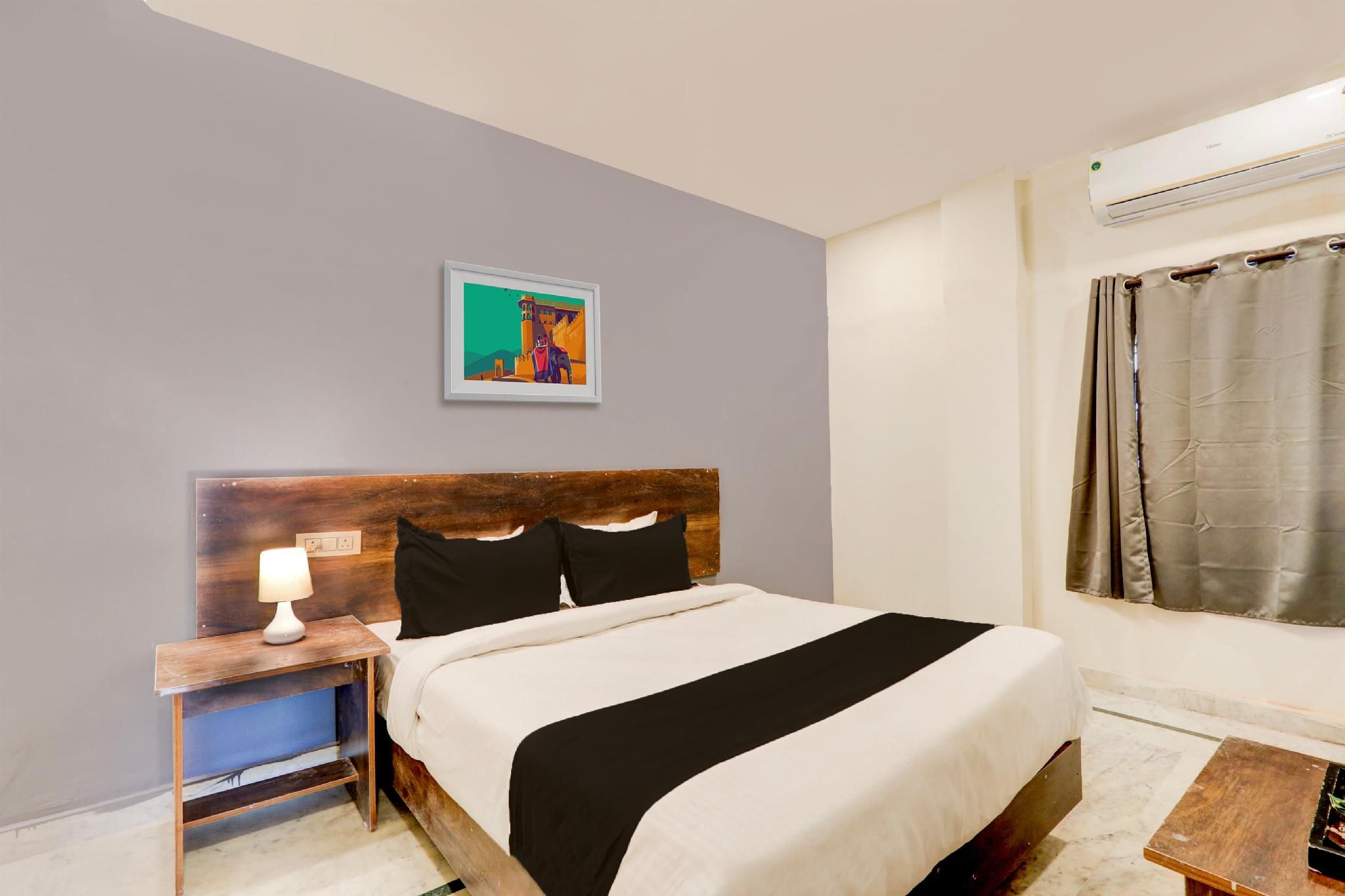 OYO Hotel R. Square Classic 3