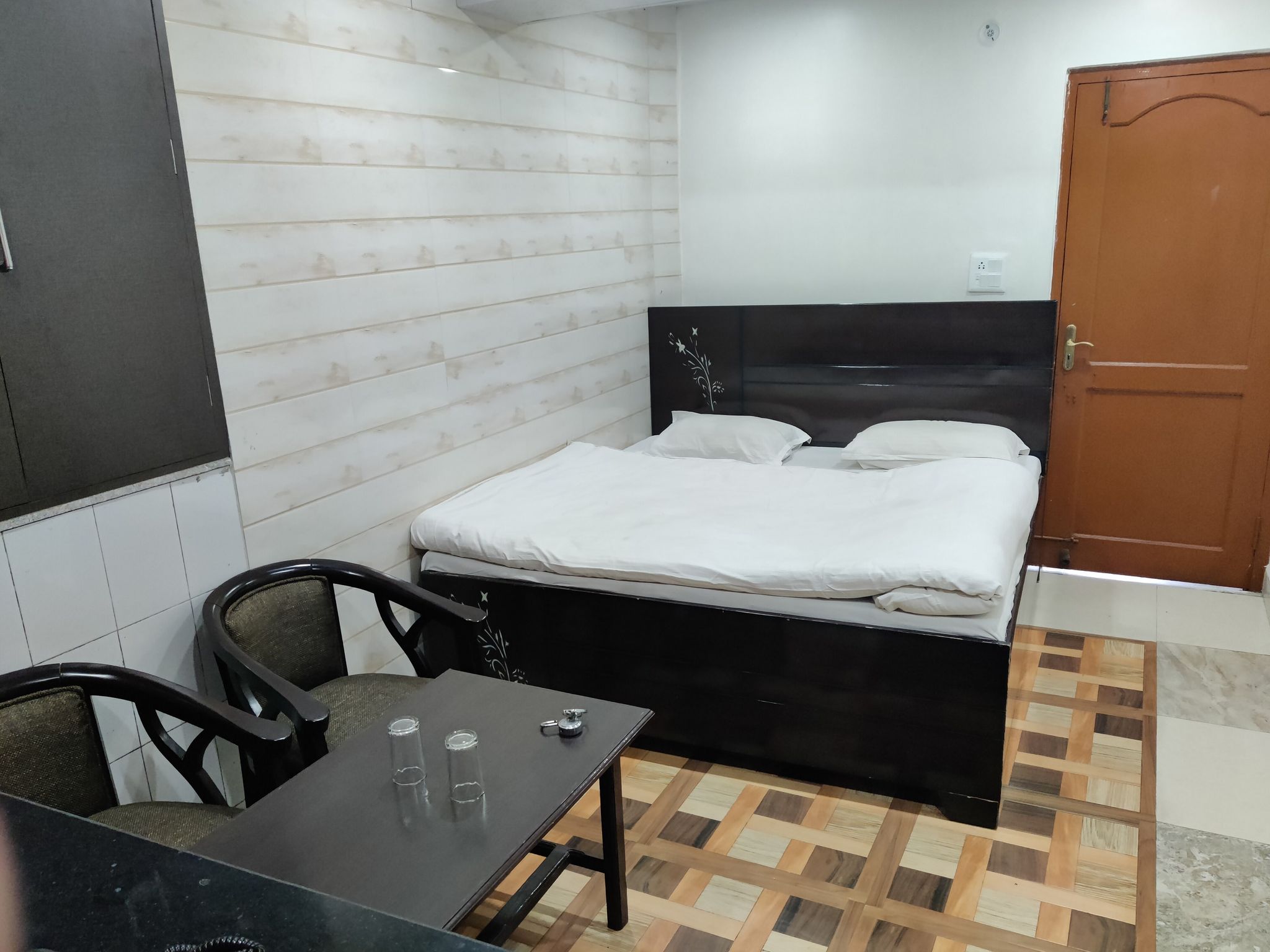 Goroomgo Rohila Lodge Uttarakhand Deluxe Double Bedroom 4