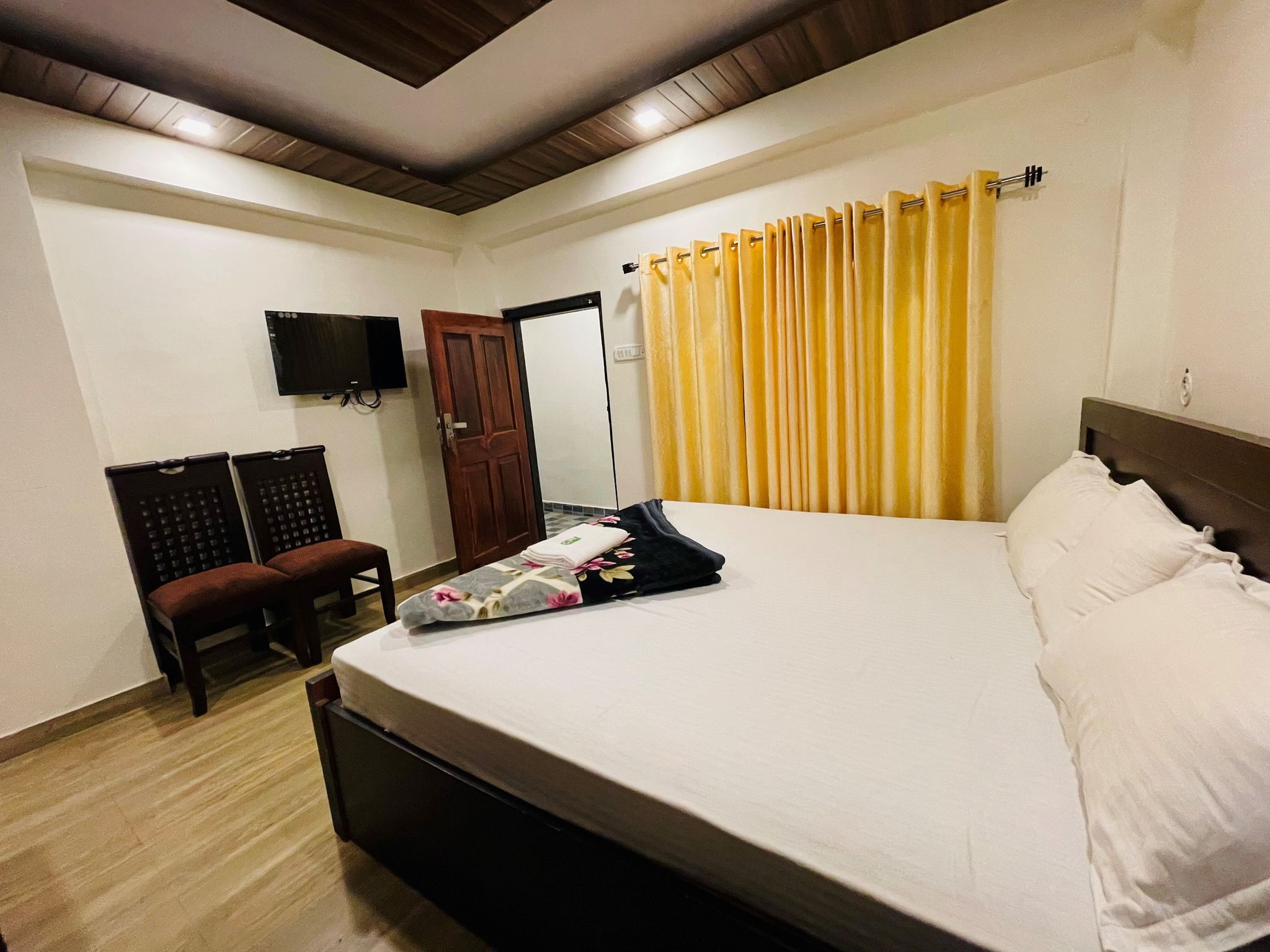 Goroomgo Rohila Lodge Uttarakhand Deluxe Double Bedroom 2
