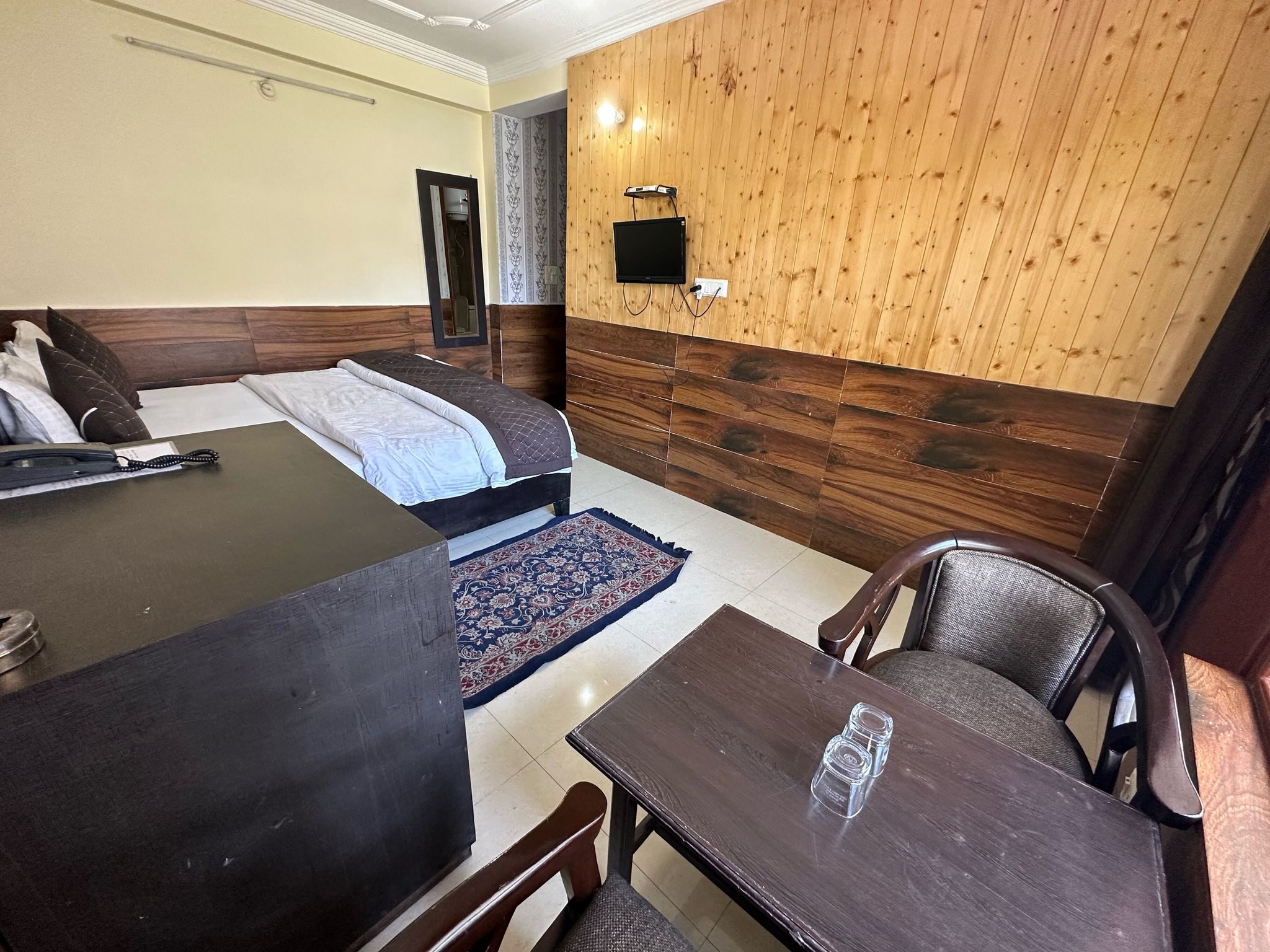Goroomgo Rohila Lodge Uttarakhand Deluxe Double Bedroom 3