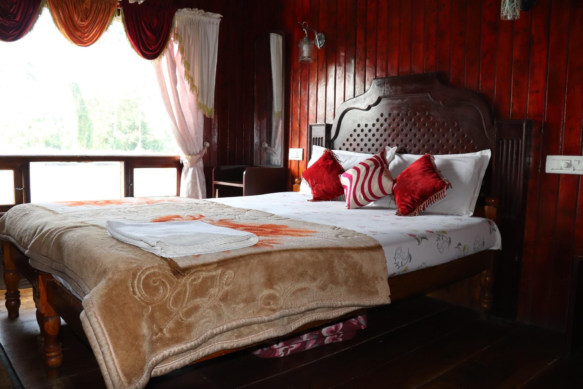 One Bedroom Houseboat