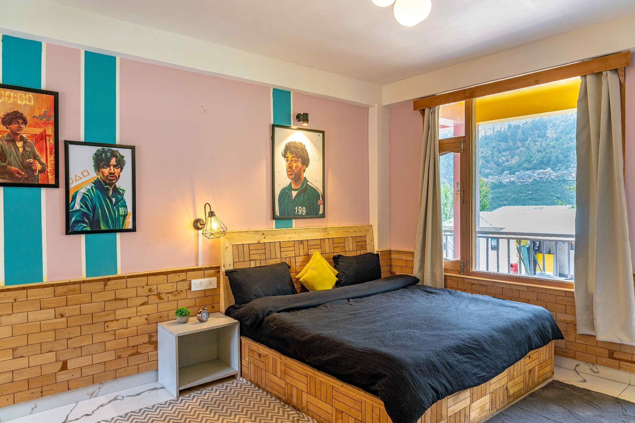 Whoopers Hostel Manali Double Room