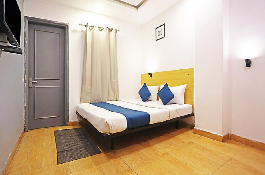 DOUBLE ROOM