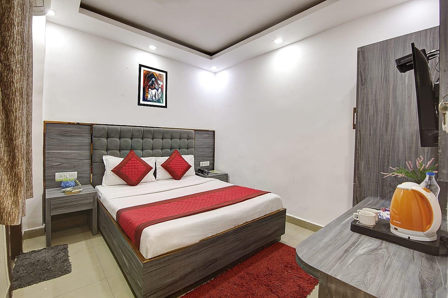 Deluxe Triple Room(1 Double Bed and 1 Twin Bed)