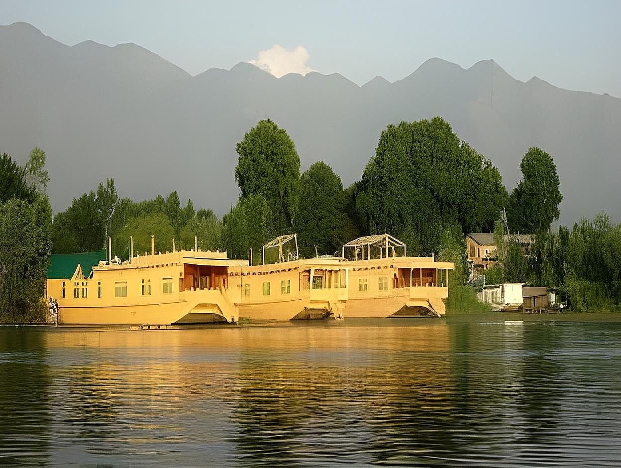 Marco Polo Houseboats