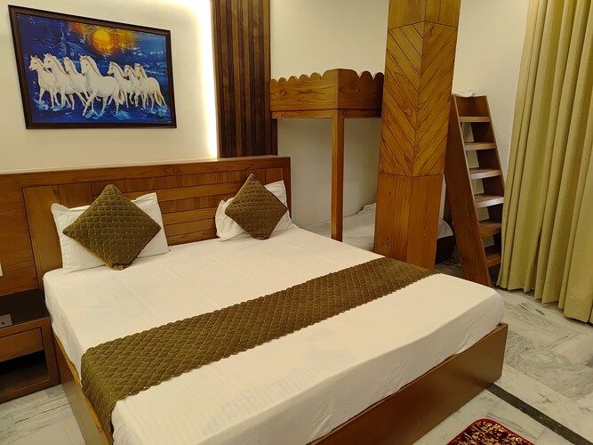 Family Suit with Kids Bunk Bed