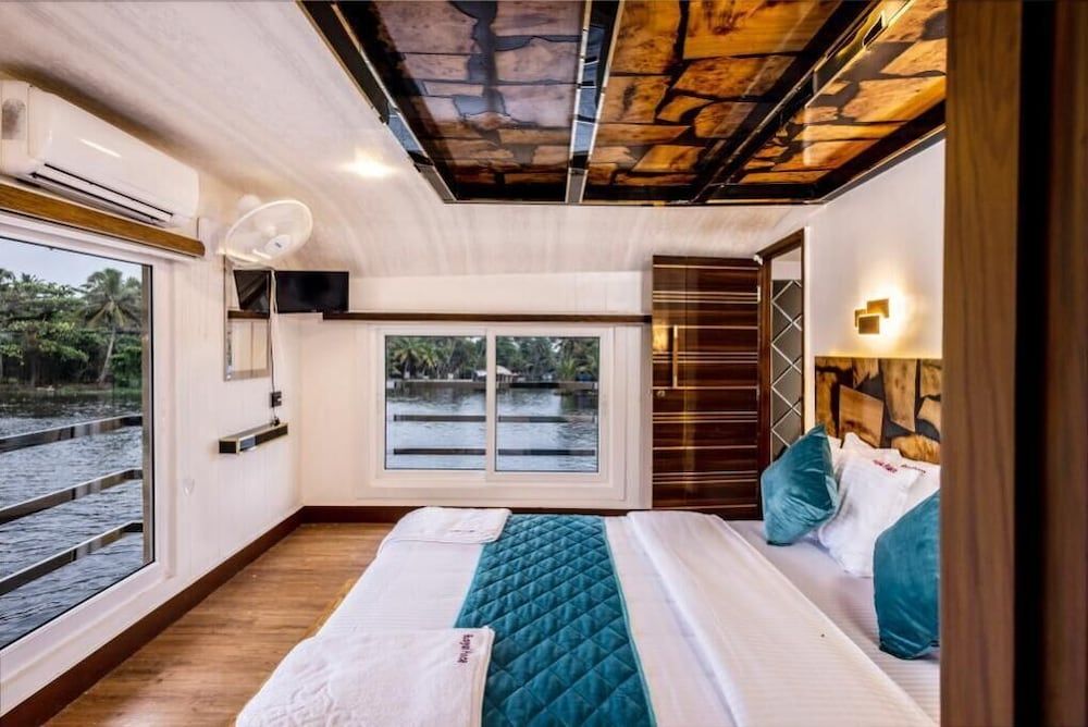 Luxury Houseboat