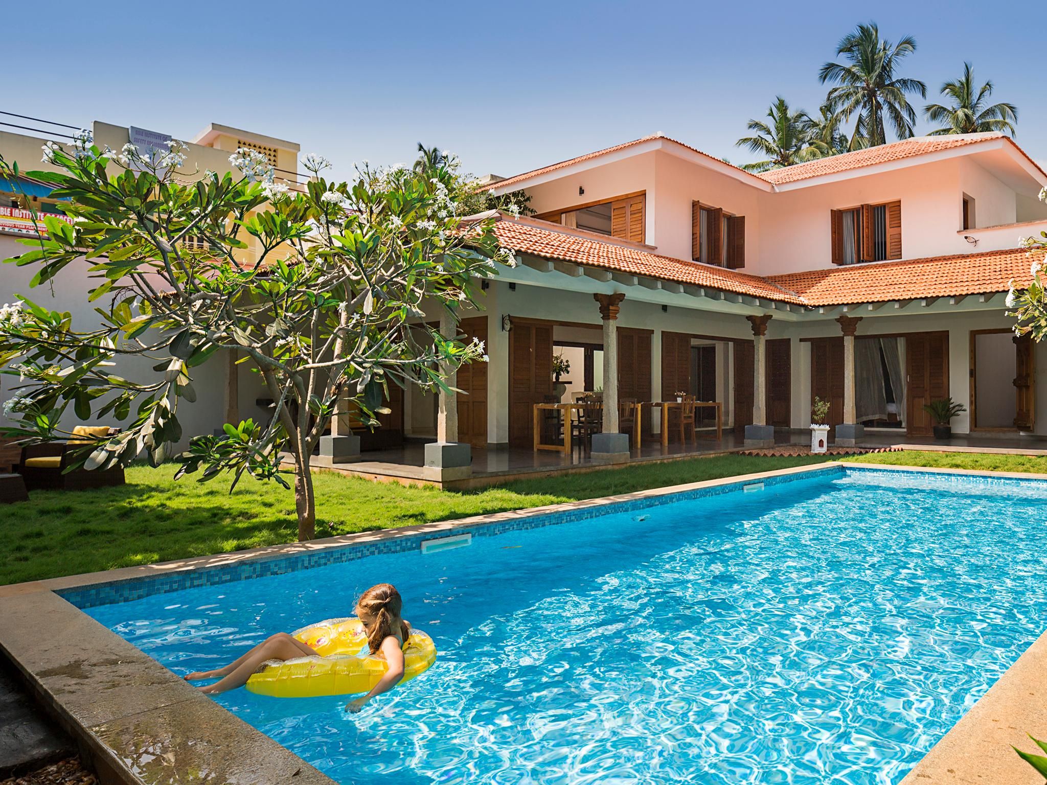 Swimming pool [outdoor]
