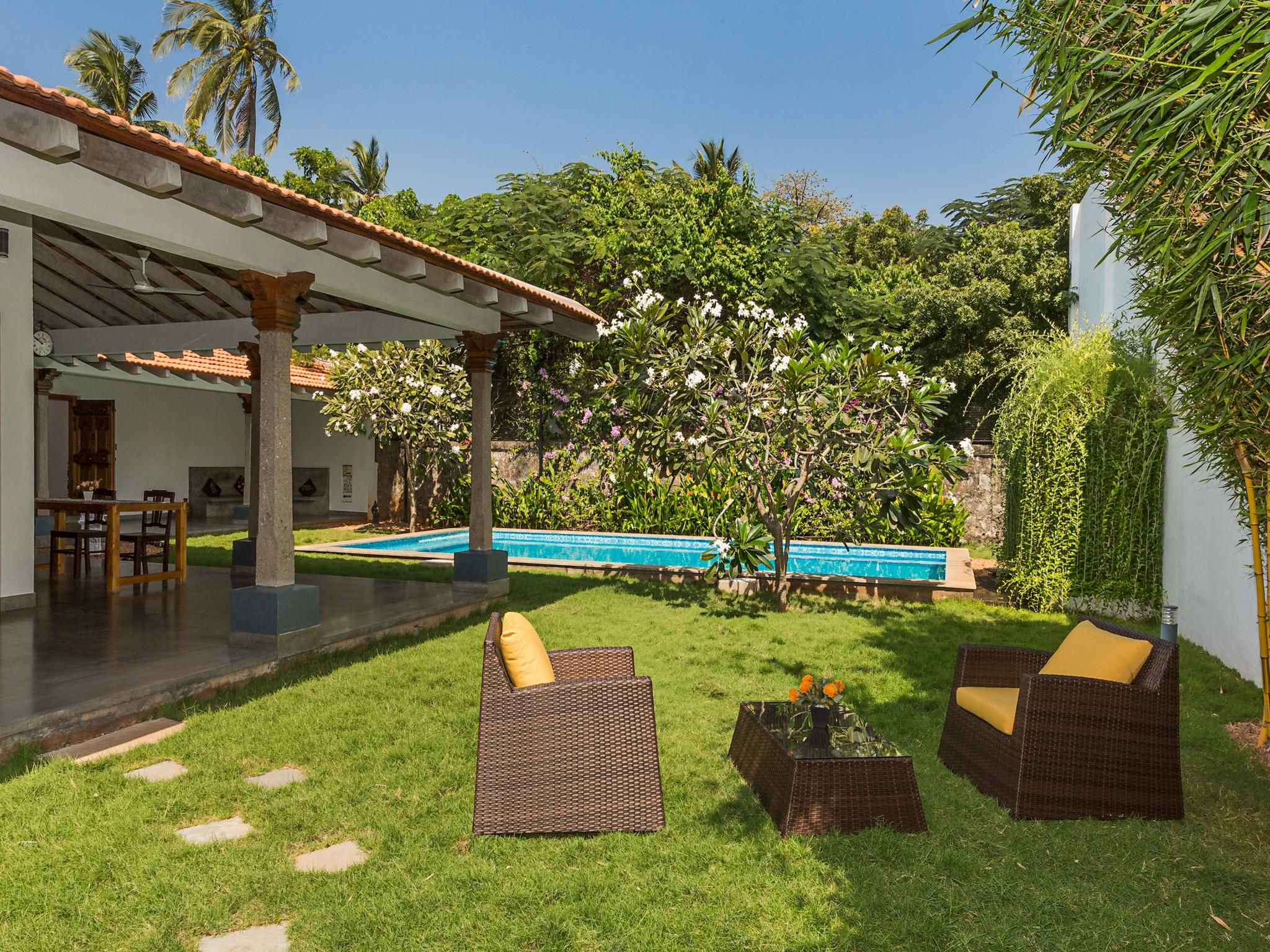 Swimming pool [outdoor]