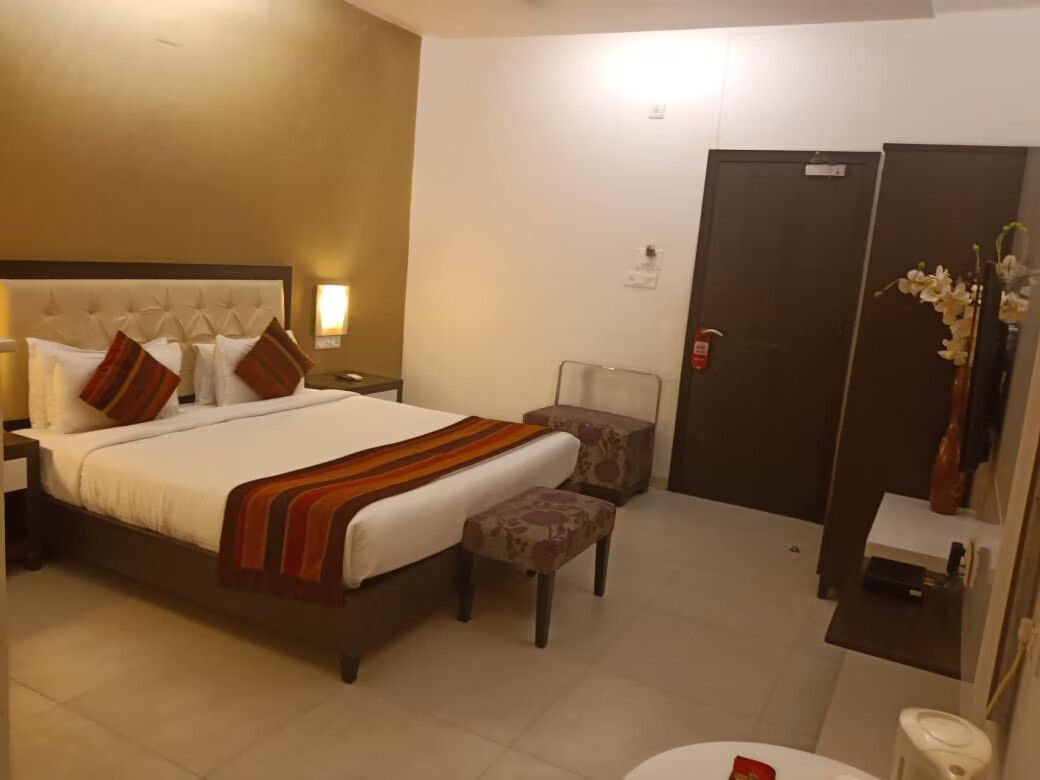 Aarohi Starz Hotel Deluxe Room 6