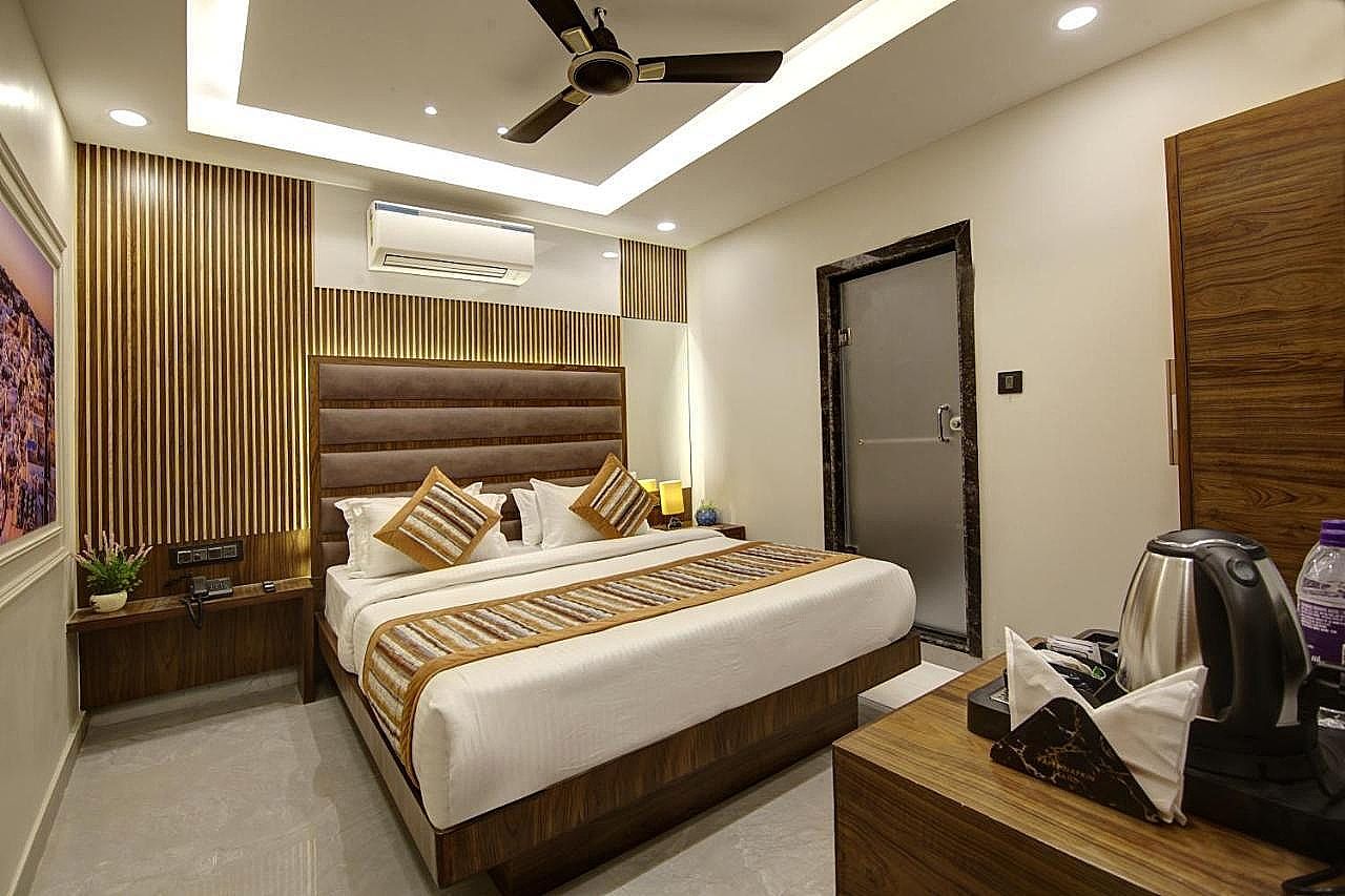 BLESS INN - 5 Mints from New Delhi Railway Station Deluxe Double Room
