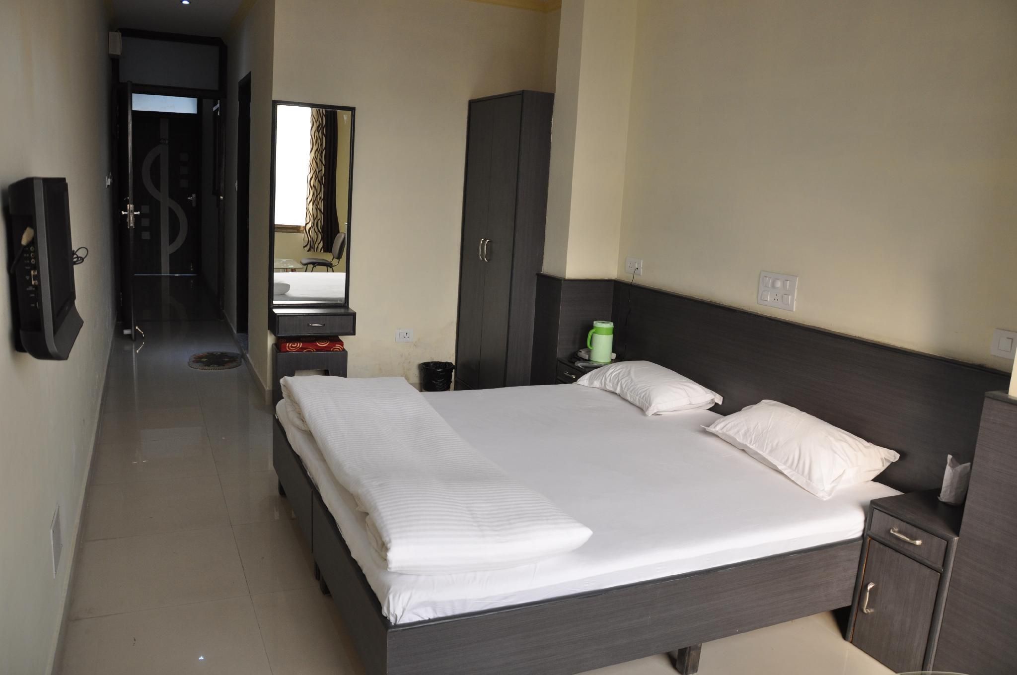 Hotel Soni Space Deluxe Room 2