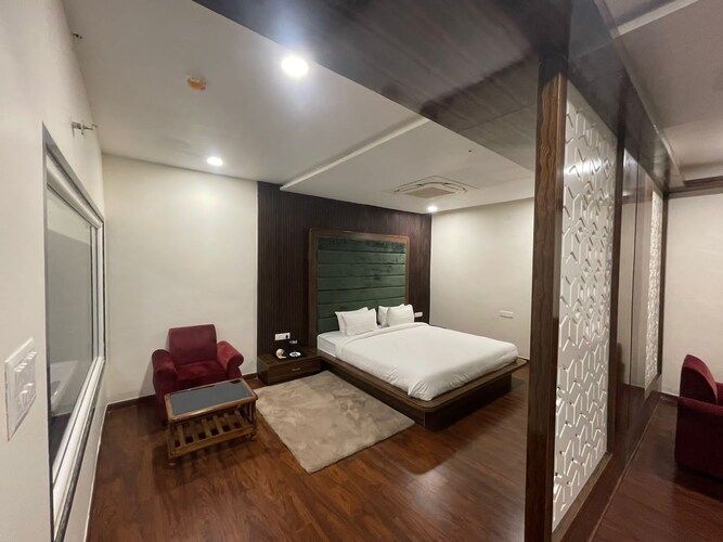 SUITE ROOM