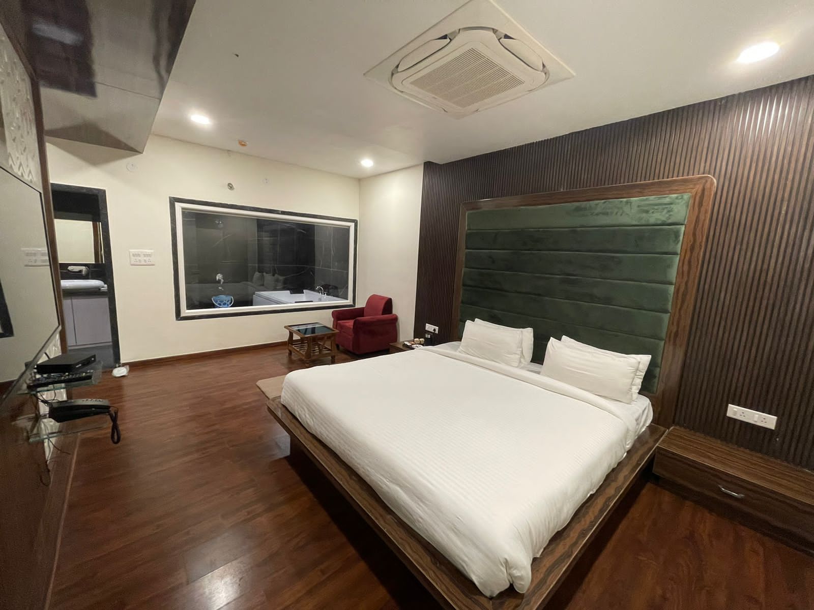 MANN HOLIDAY RESORTS LUXARY ROOM 4