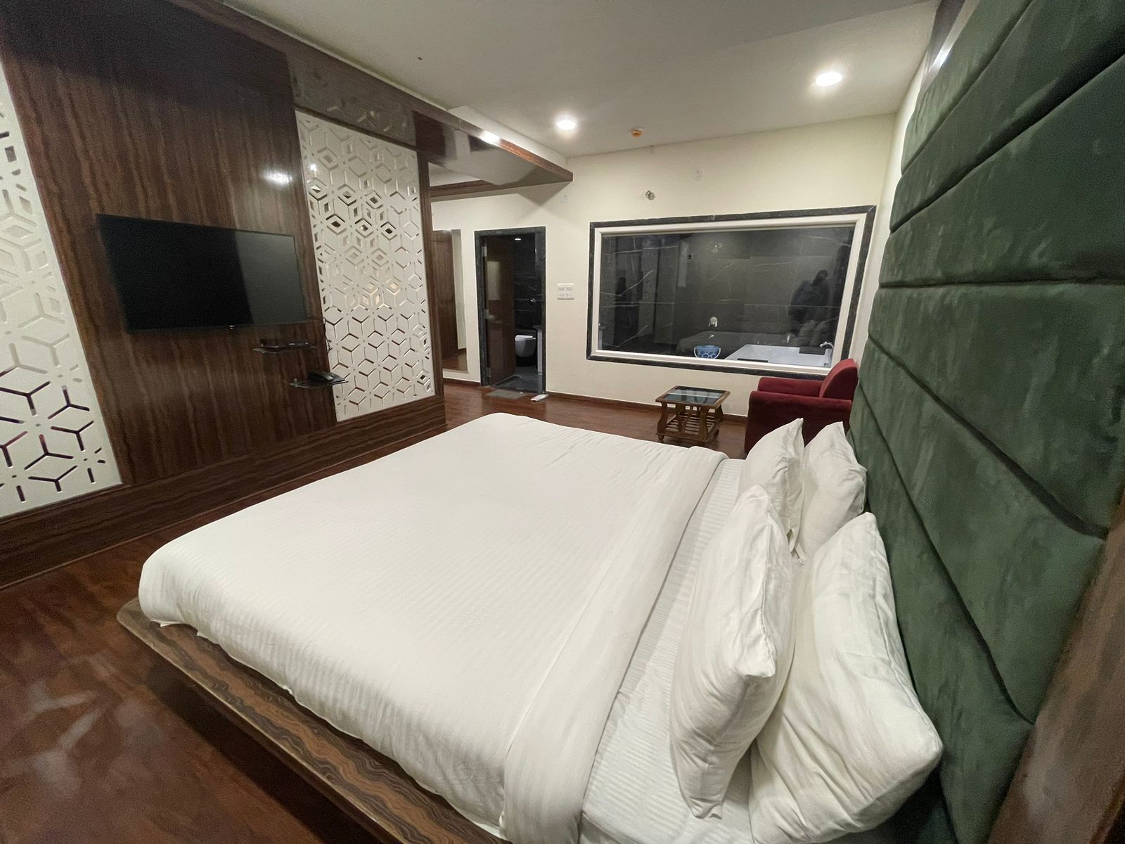 PRESIDENT SUITS ROOM