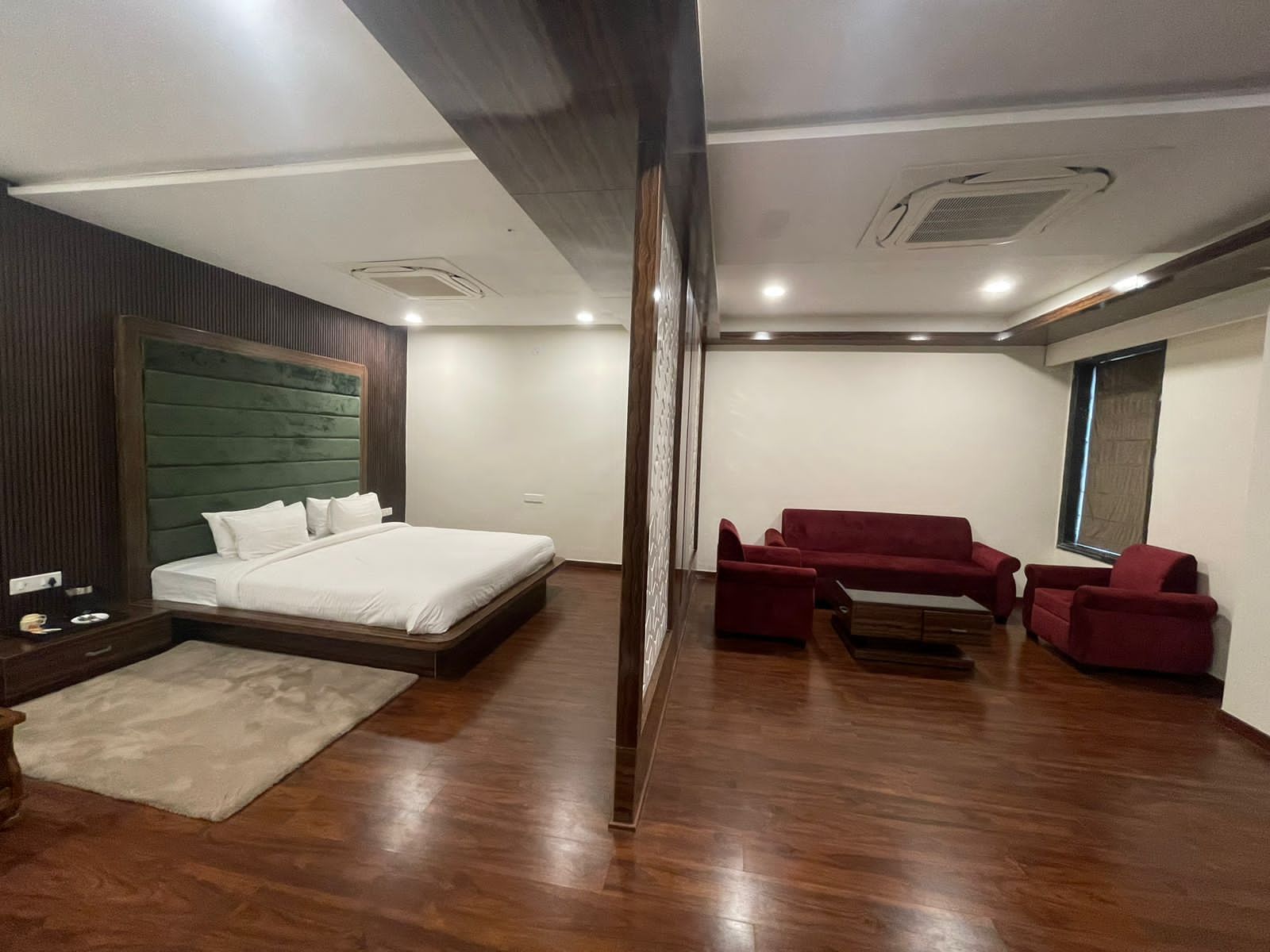 PRESIDENT SUITS ROOM